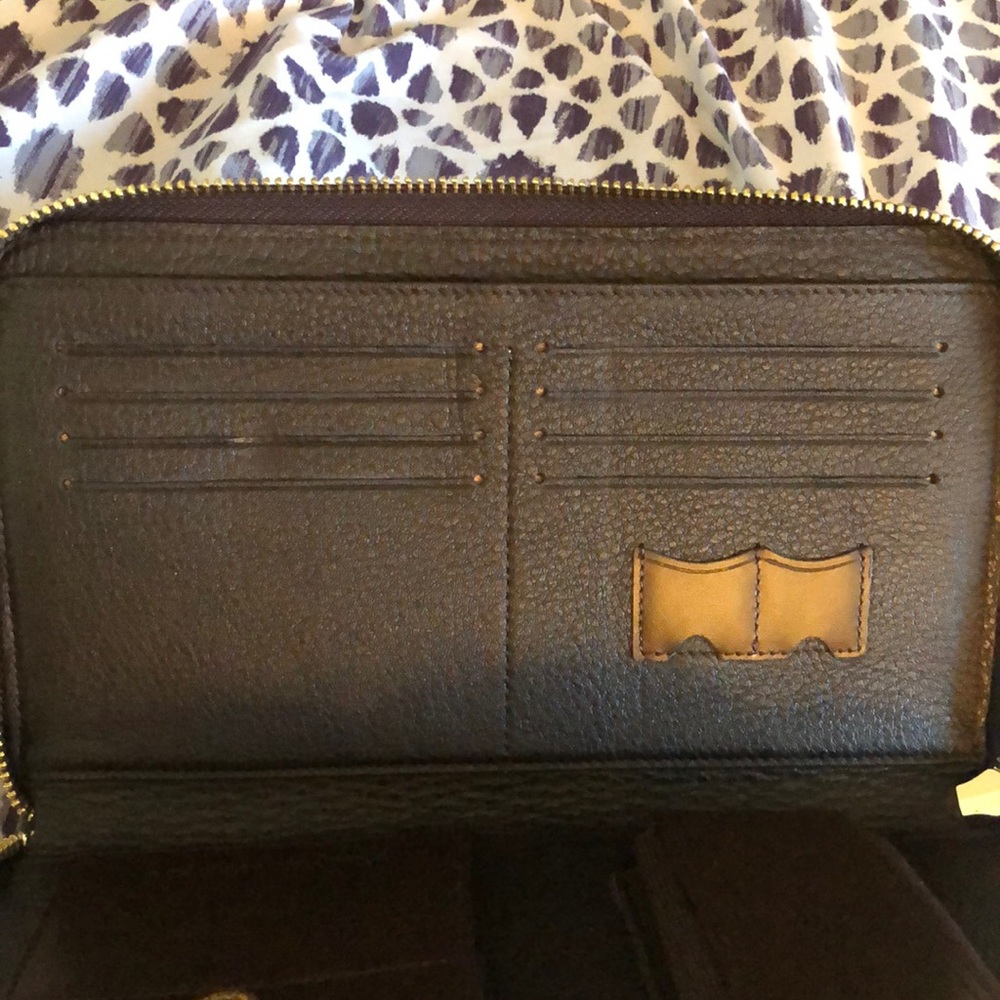 Guy Laroche Dark Brown Leather Travel Wallet - Picture 6 of 9